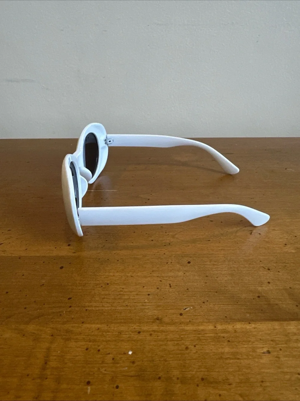White Oval Retro Sunglasses with Black Lenses Kurt Cobain Clout Vintage Classic